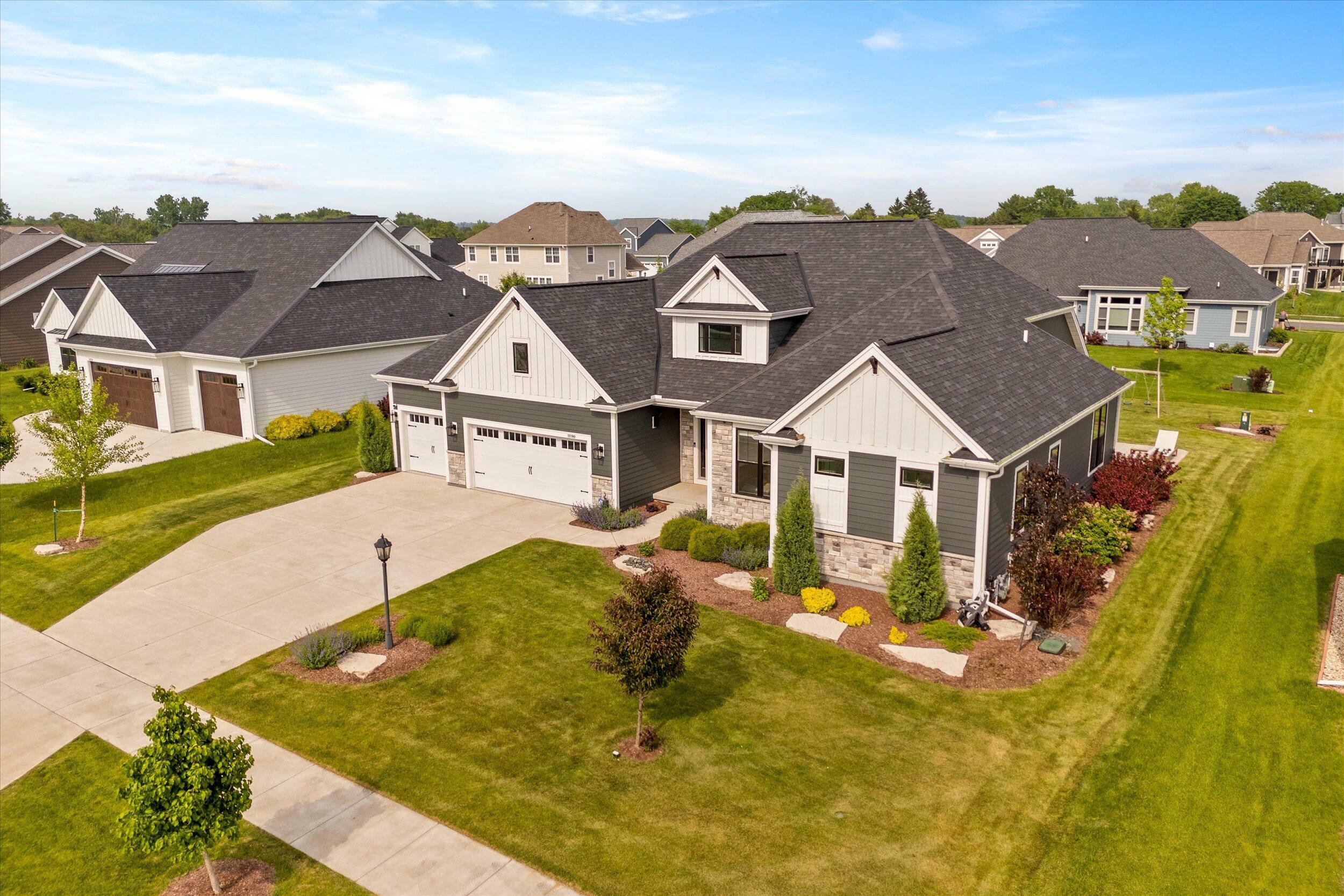 Property Photo: 10190 S Woodside Ct WI 53132