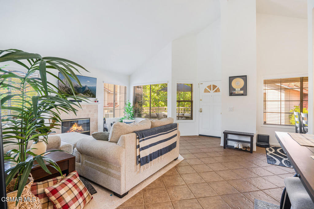 Property Photo:  630 Kingswood Lane A  CA 93065 