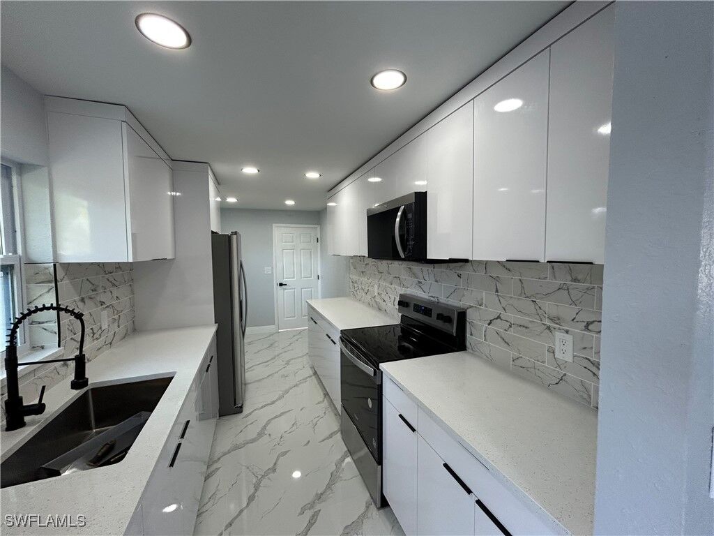 Property Photo:  20 Broadway Circle  FL 33901 