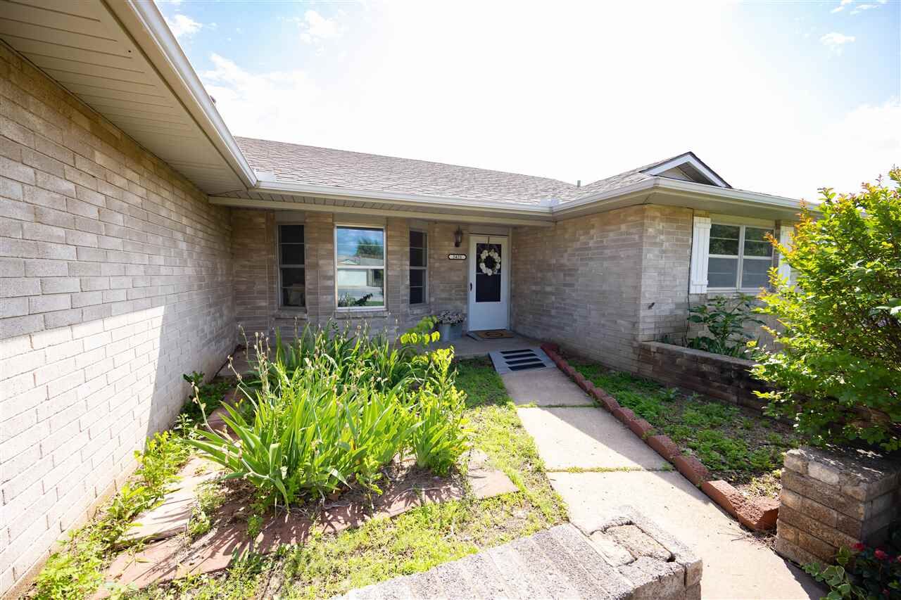 Property Photo:  2421 Meadow Lane  OK 74604 