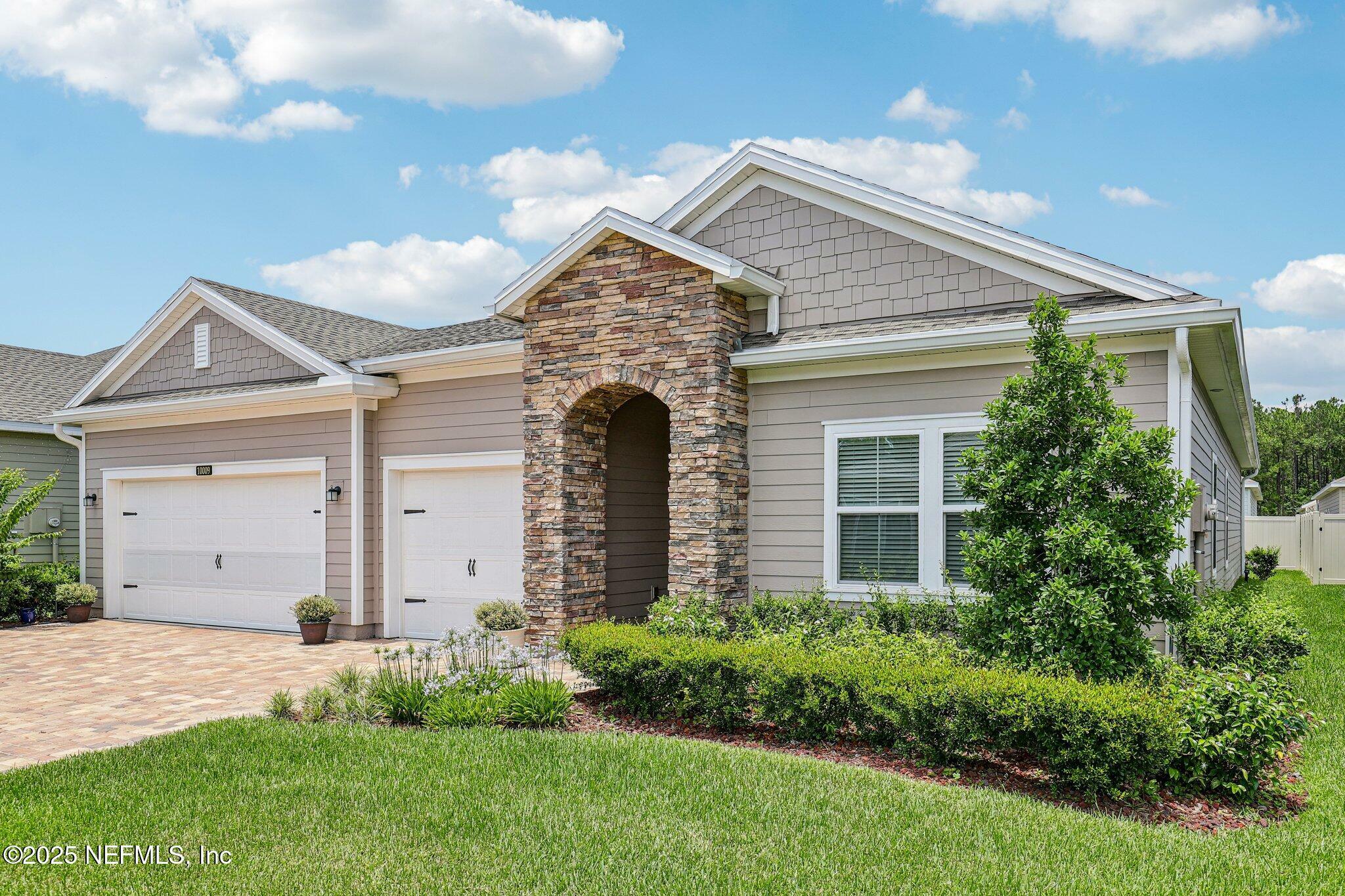 Property Photo: 10009 Stone Crk Way FL 32222