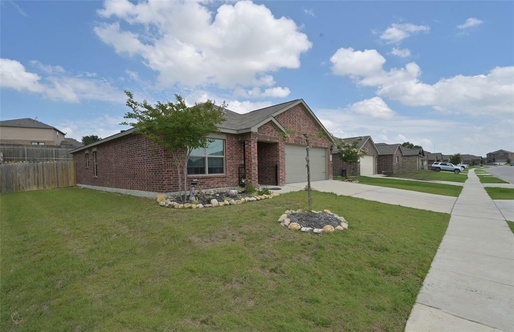 Property Photo: 165 Cattlemans Creek Road W TX 76071