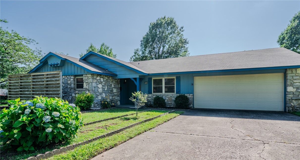 Property Photo: 1608 Cartwright Circle AR 72762