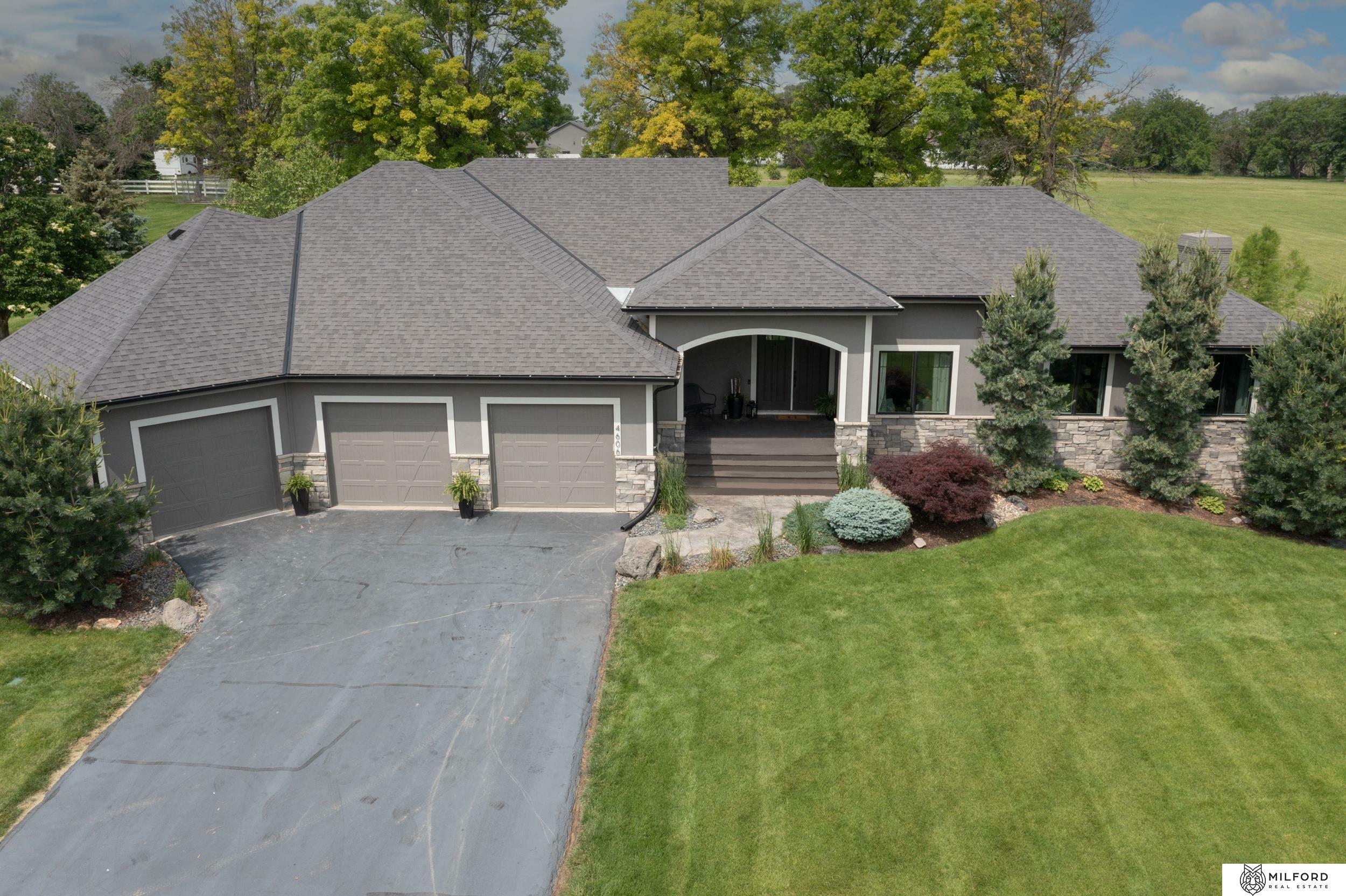 Property Photo: 4606 S 184th Plaza NE 68135
