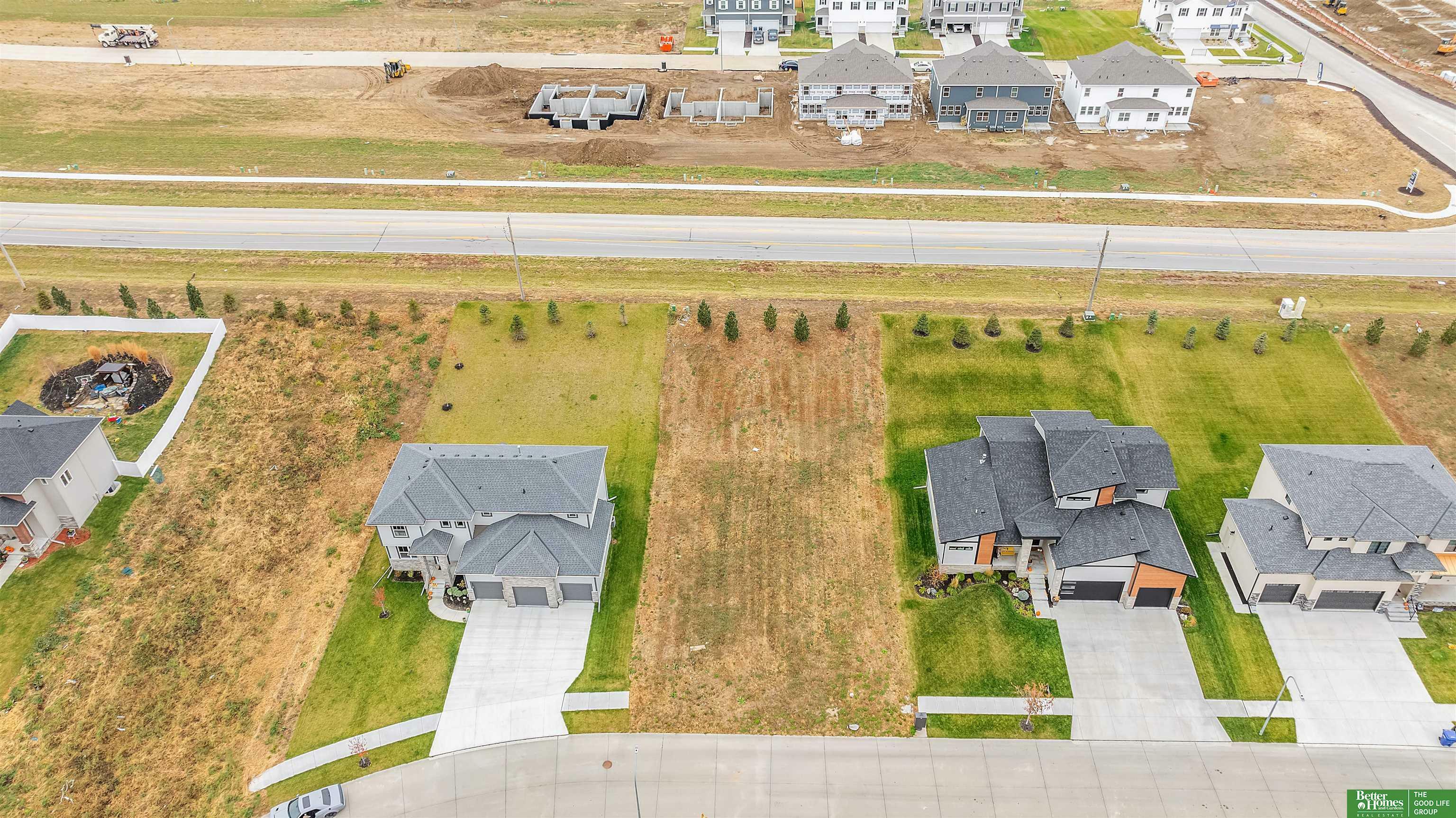 Property Photo: 7814 N 167 Avenue NE 68007