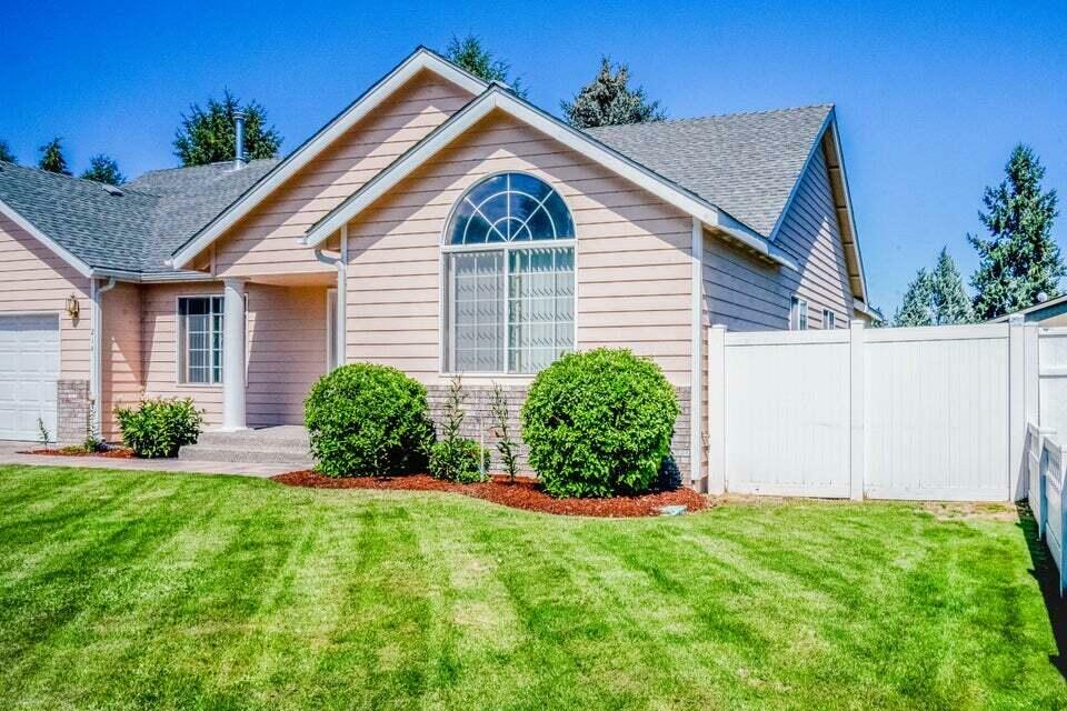 Property Photo: 214 SW Meadow Lakes Drive OR 97754