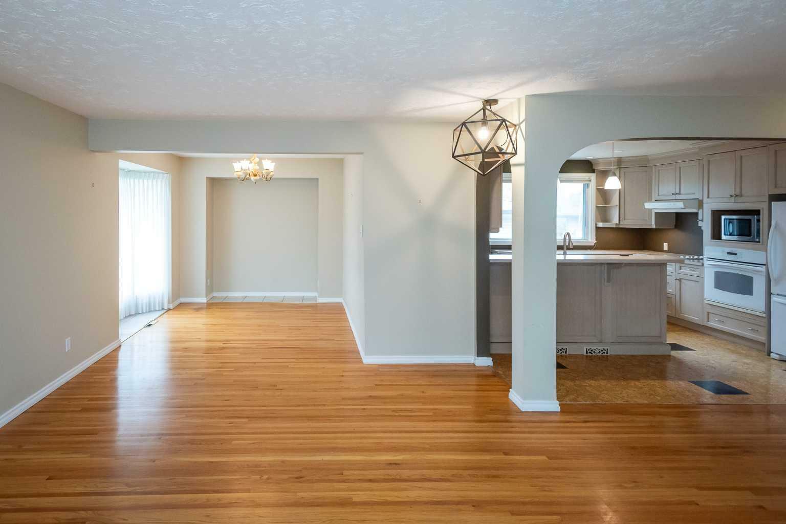 Property Photo:  2704 43 Street SW  AB T3E 3N5 