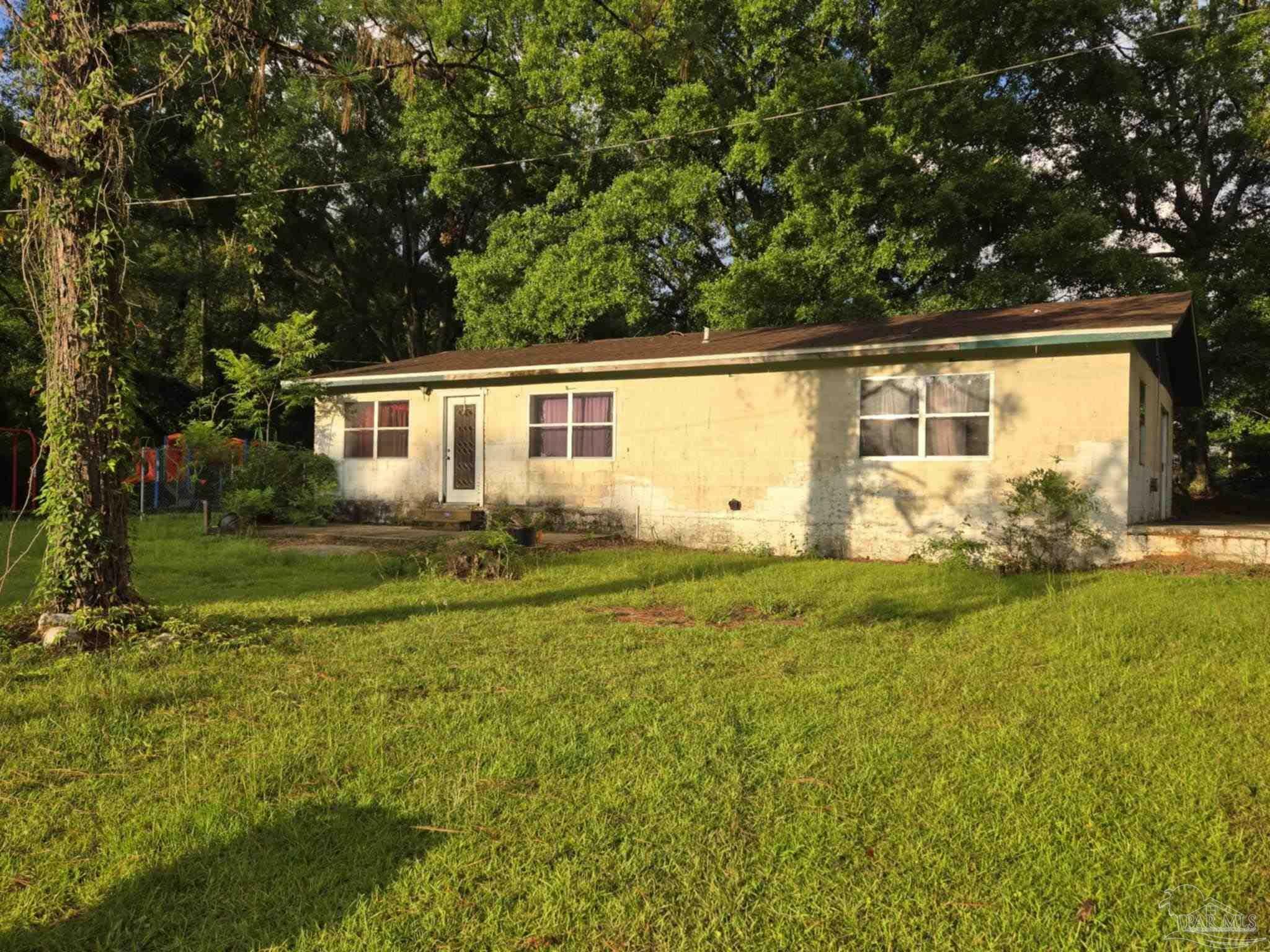 Property Photo: 35 N Cypress St FL 32568