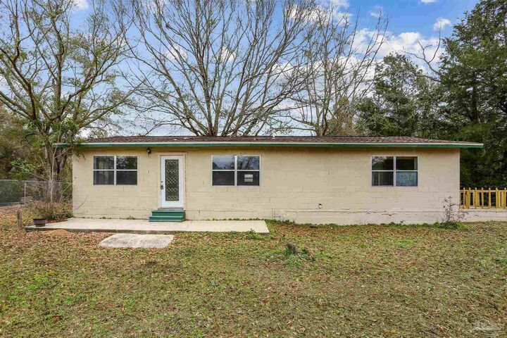 Property Photo:  35 N Cypress St  FL 32568 