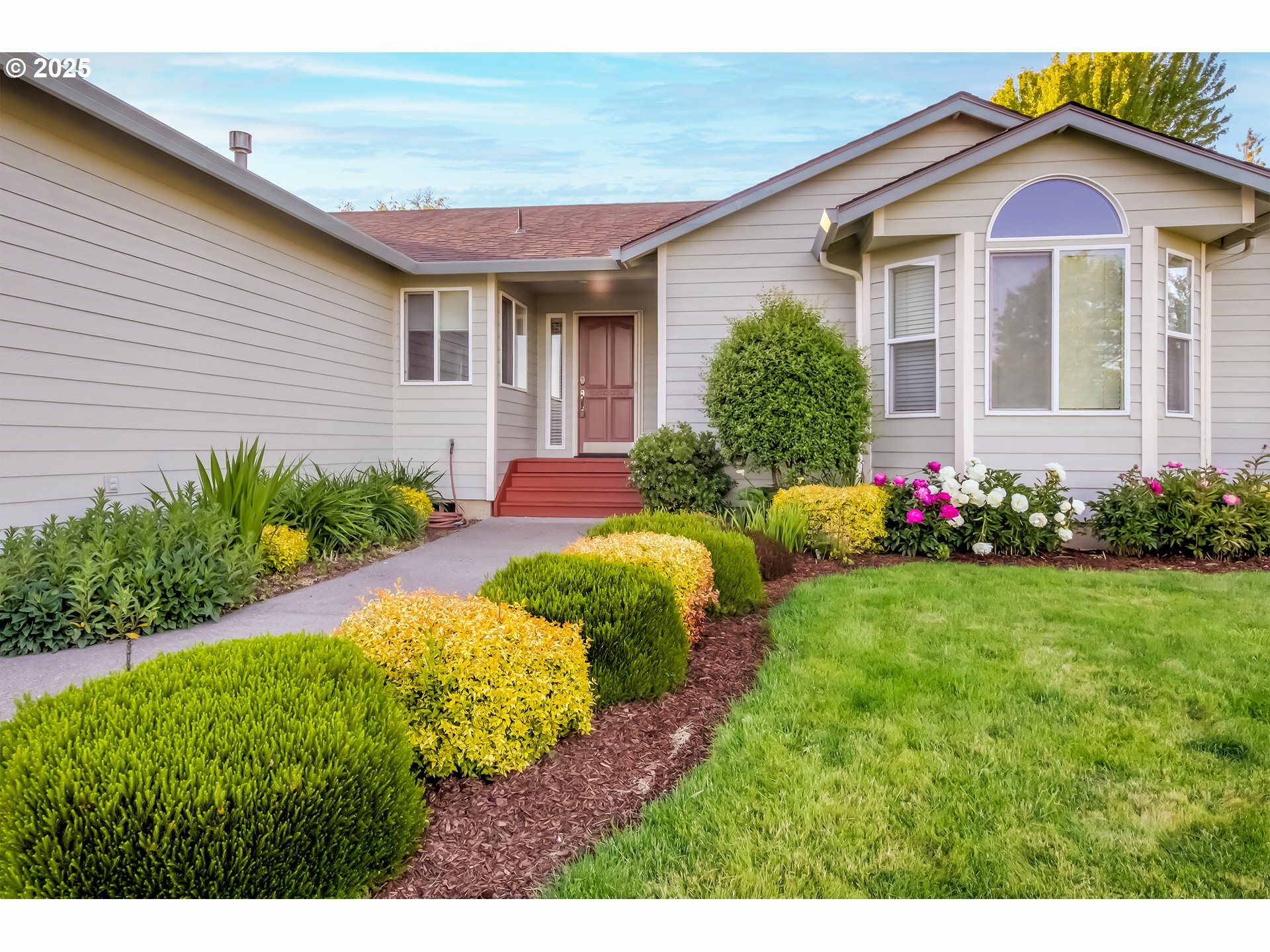 Property Photo: 425 W 8th St WA 98629