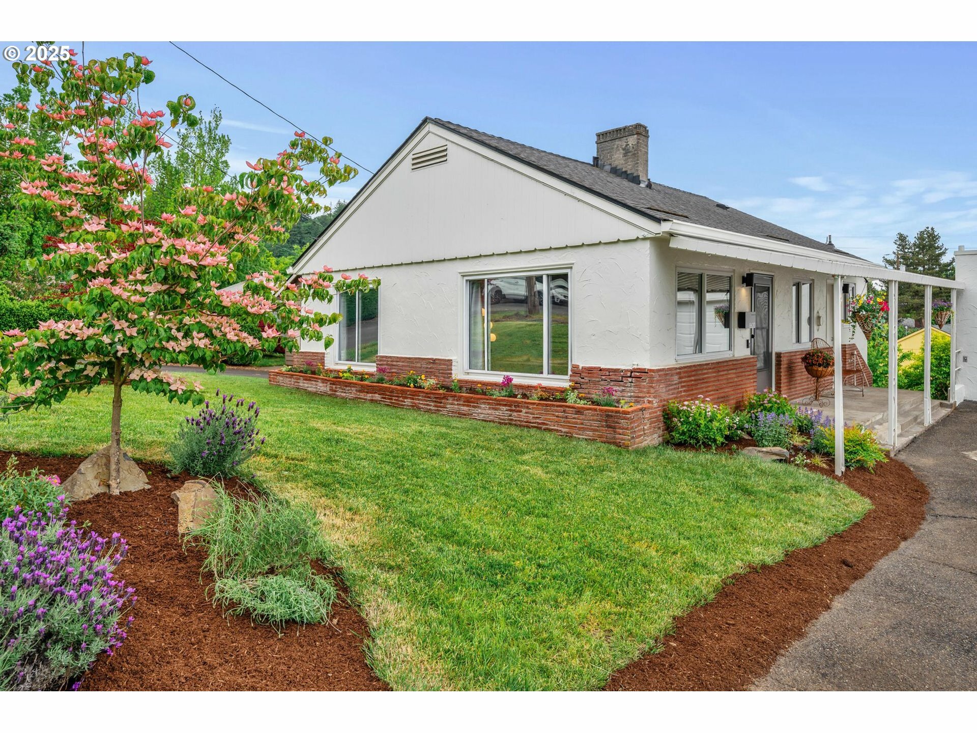 Property Photo: 8620 NE Beech St OR 97220