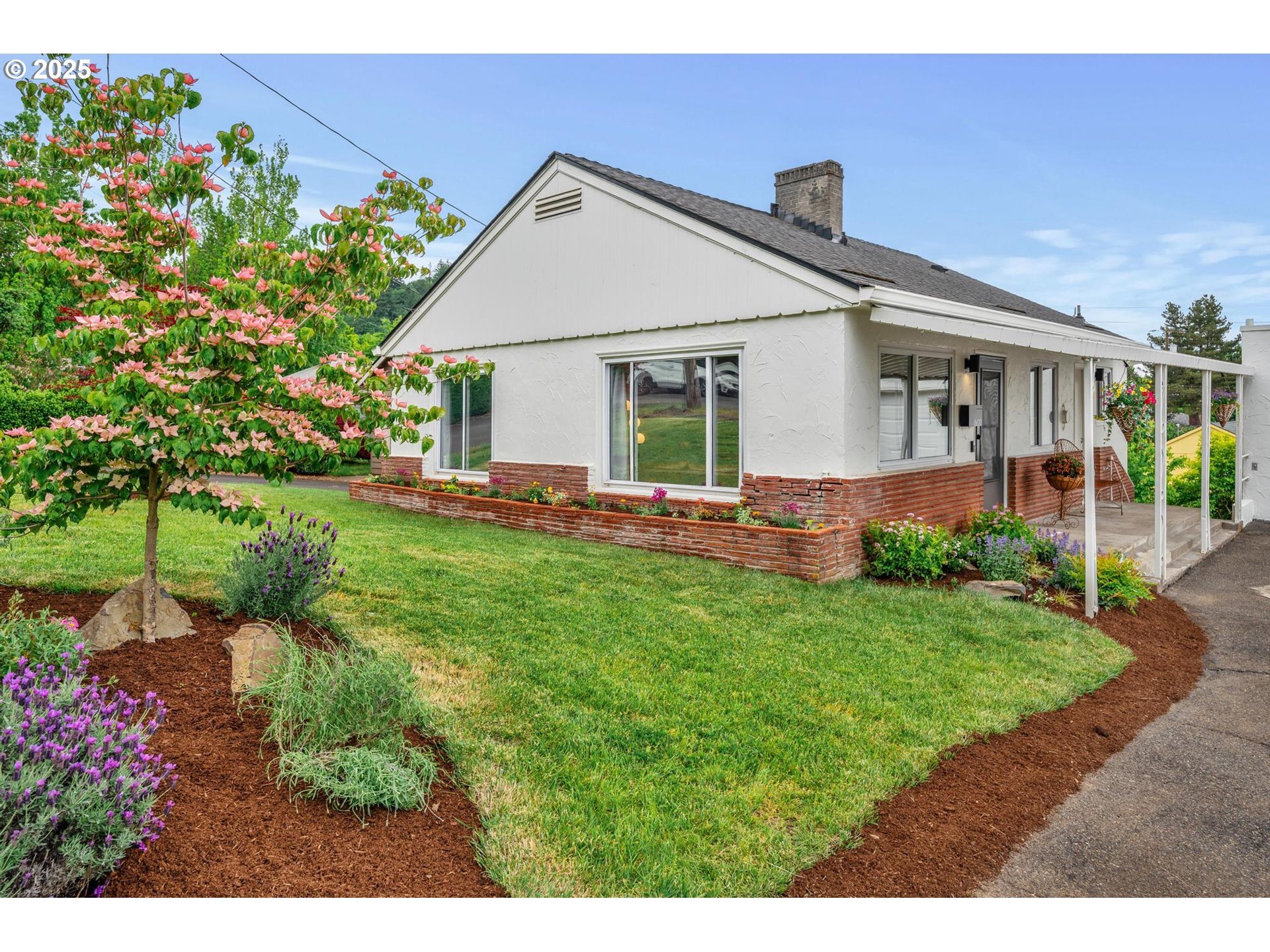 Property Photo:  8620 NE Beech St  OR 97220 