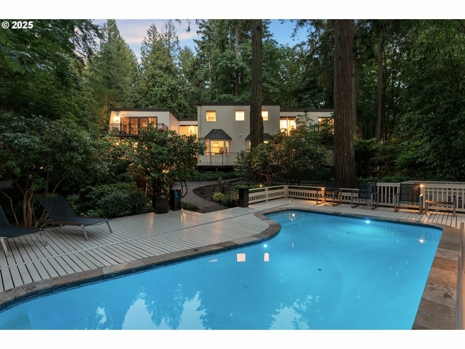 Property Photo:  2917 Westview Cir  OR 97034 