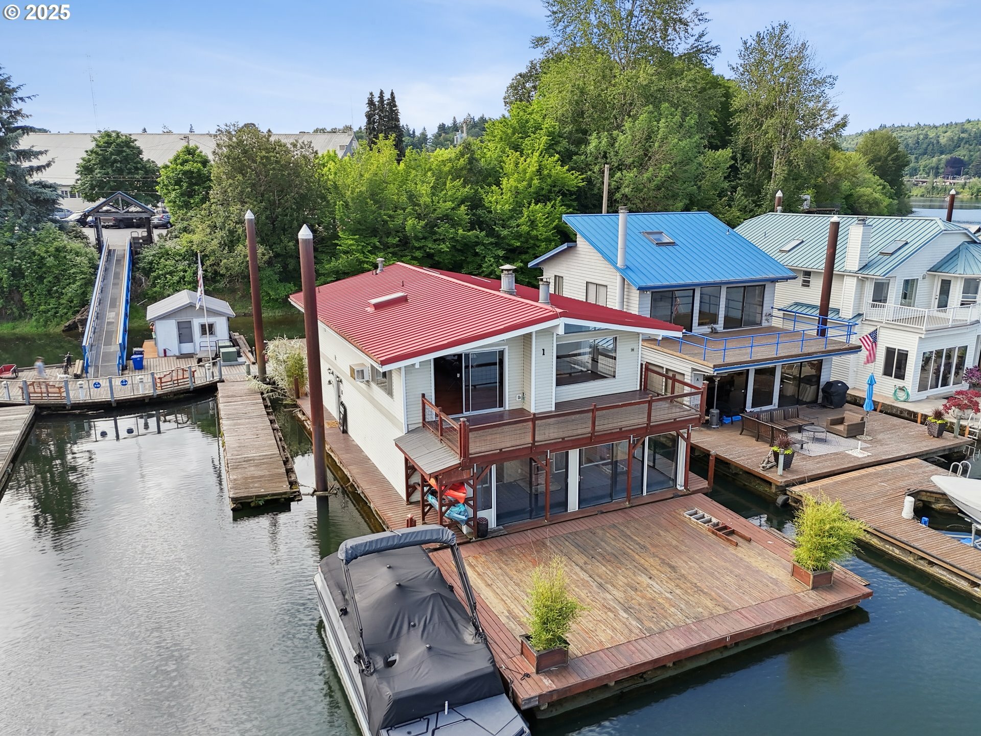 Property Photo:  6901 SE Oaks Park Way 1  OR 97202 