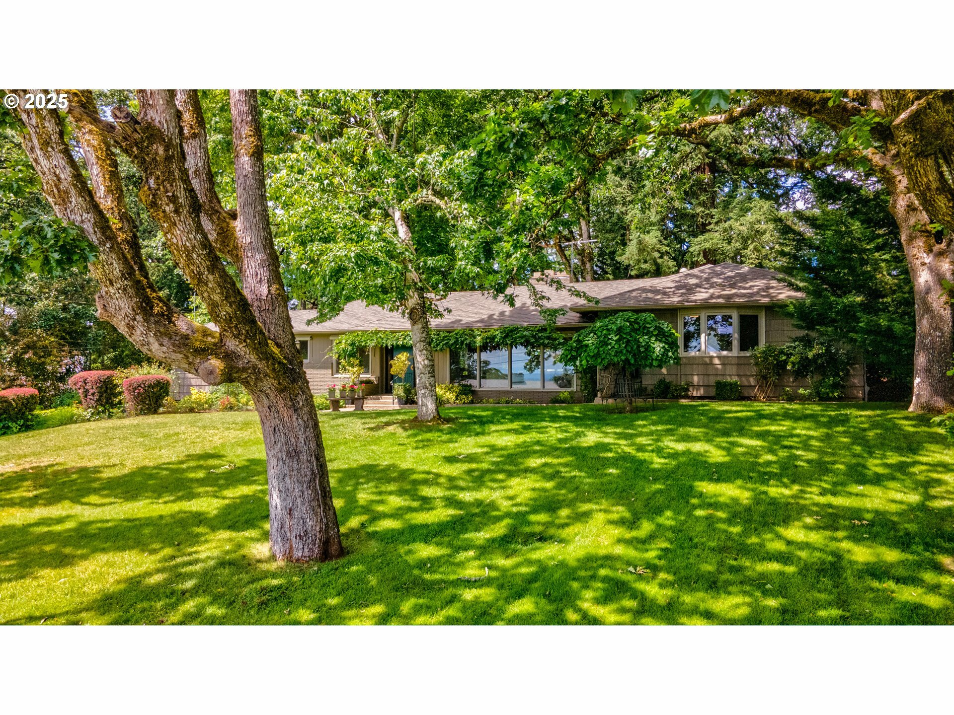 Property Photo: 825 Kingwood Dr NW OR 97304