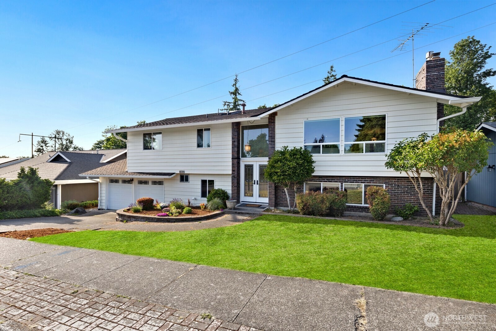 Property Photo: 1832 SE 16th Place WA 98055