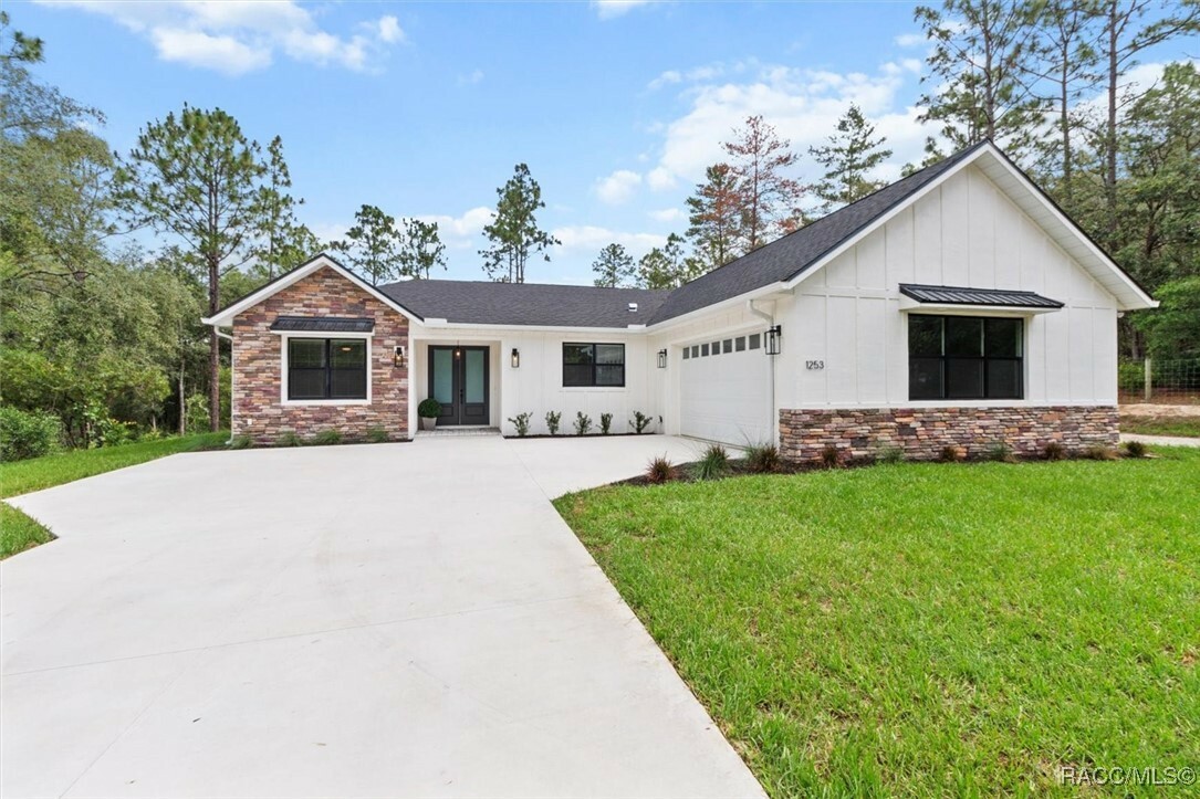 Property Photo: 1253 E Hobart Lane FL 34442