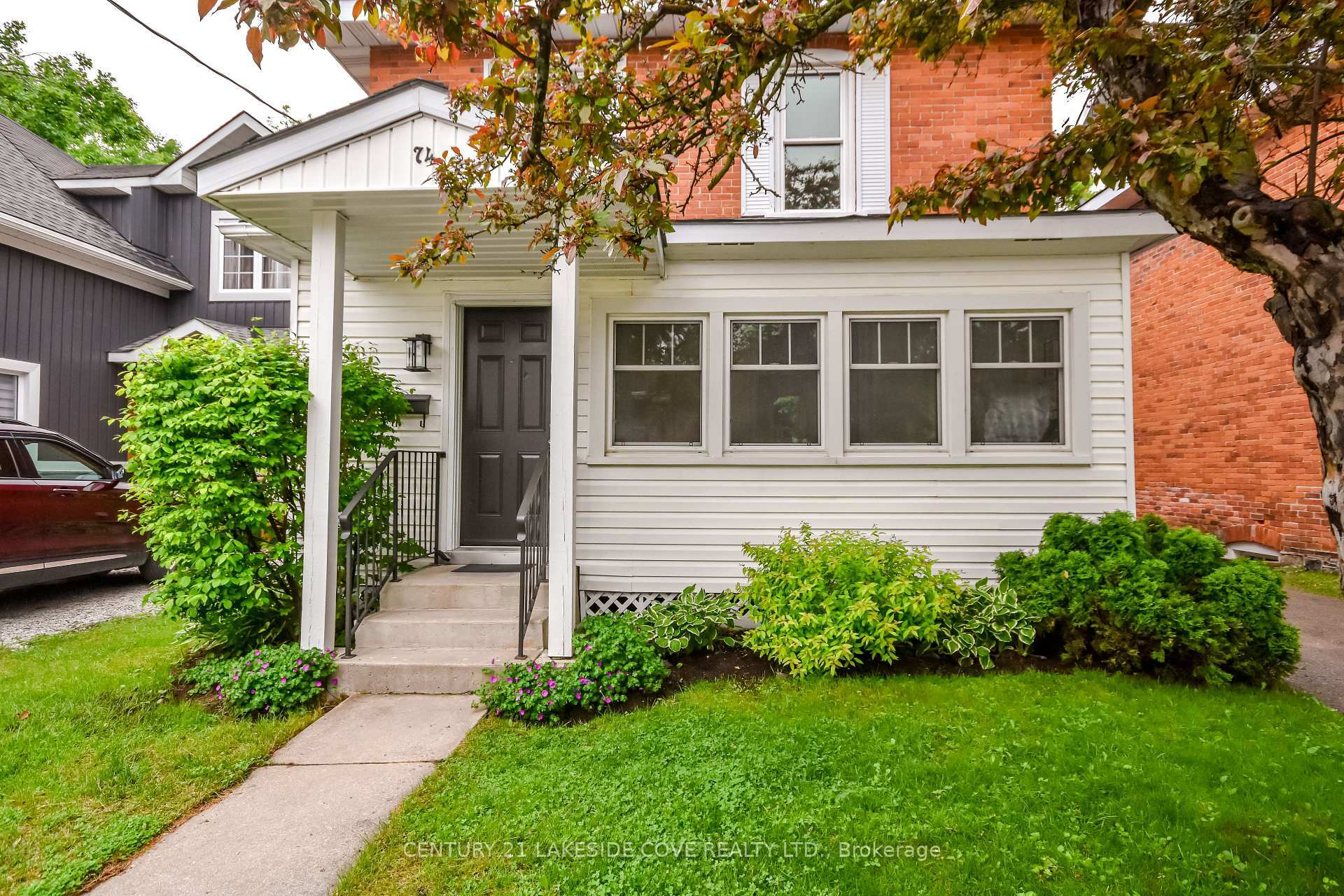 Photo de la propriété: 74 Penetang Street ON L3V 3N5