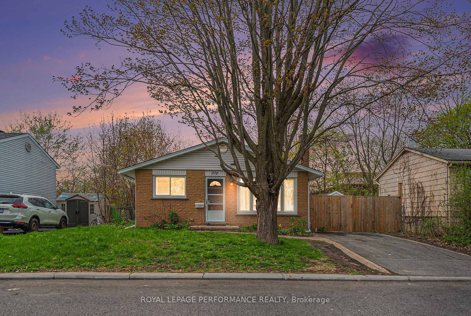 Property Photo: 770 Eastvale Drive ON K1J 6Z6