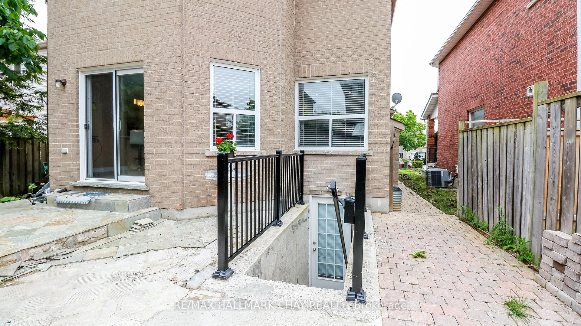 Property Photo: 150 Birkhall Place Lower ON L4N 0K8