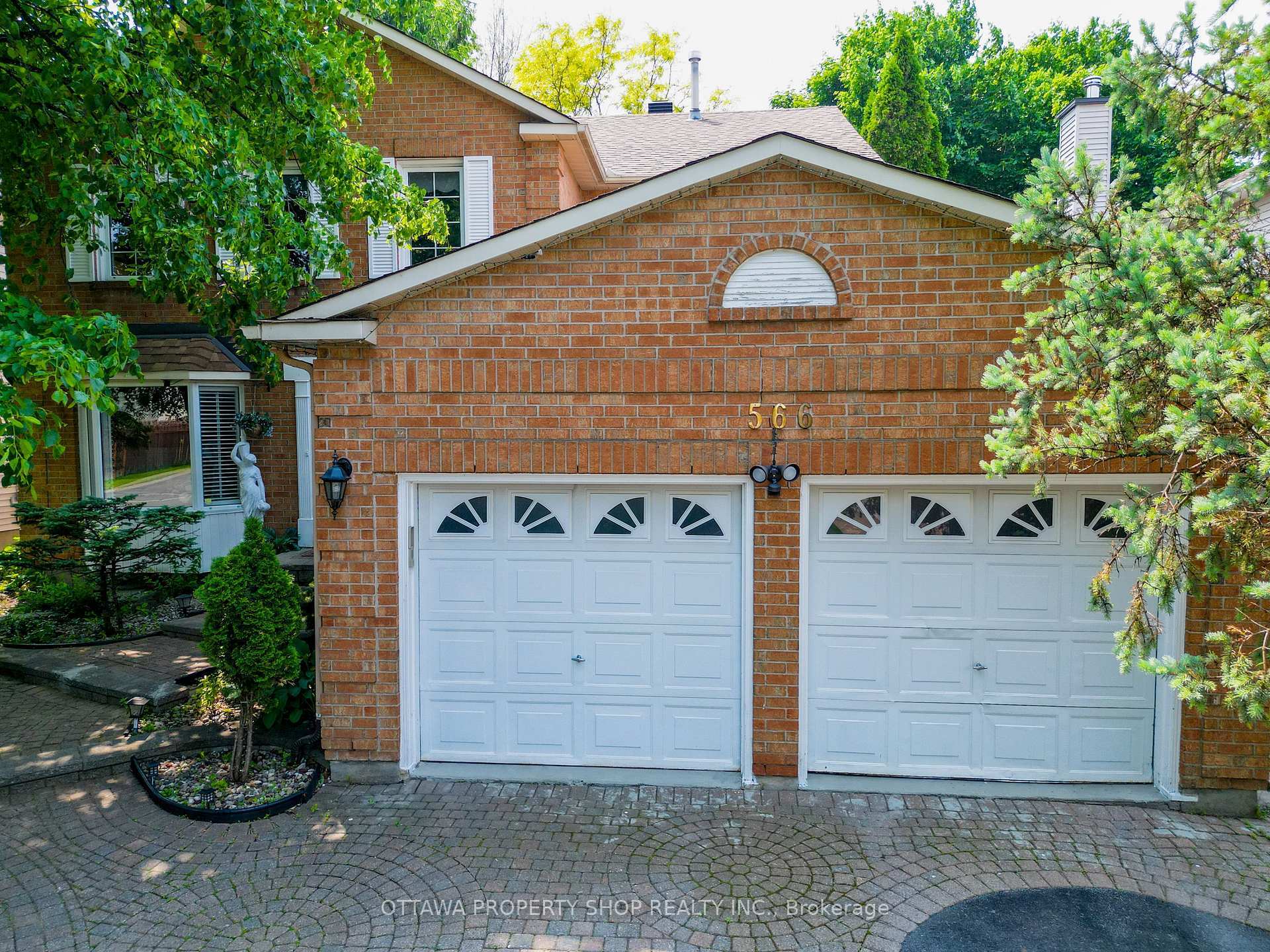 Photo de la propriété: 566 Falwyn Crescent W ON K4A 2A4