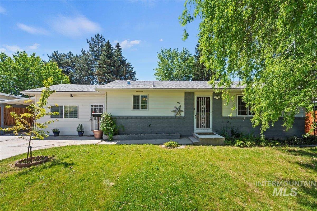 Property Photo:  425 W Pine Ave  ID 83642-2132 