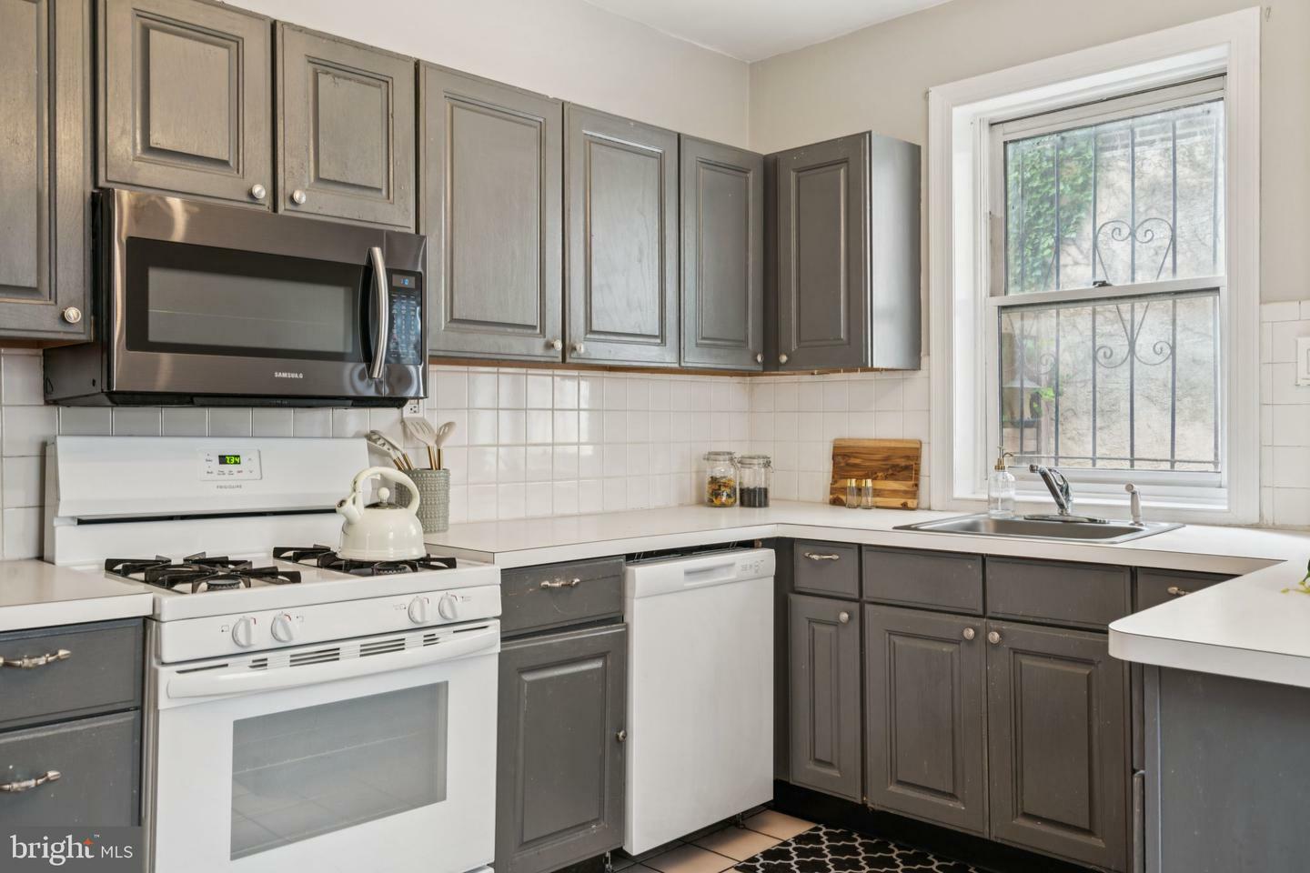 Property Photo: 907 N American Street PA 19123