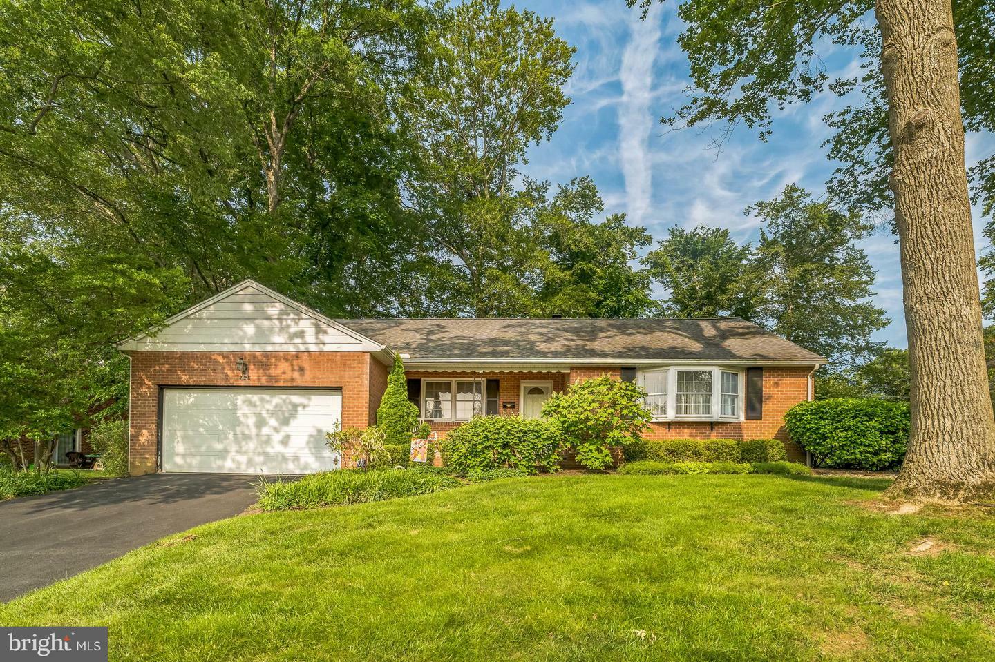 Property Photo: 728 Ashford Road DE 19803