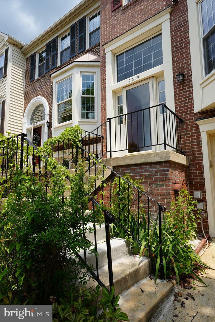 Property Photo: 7019 Ashleigh Manor Court VA 22315