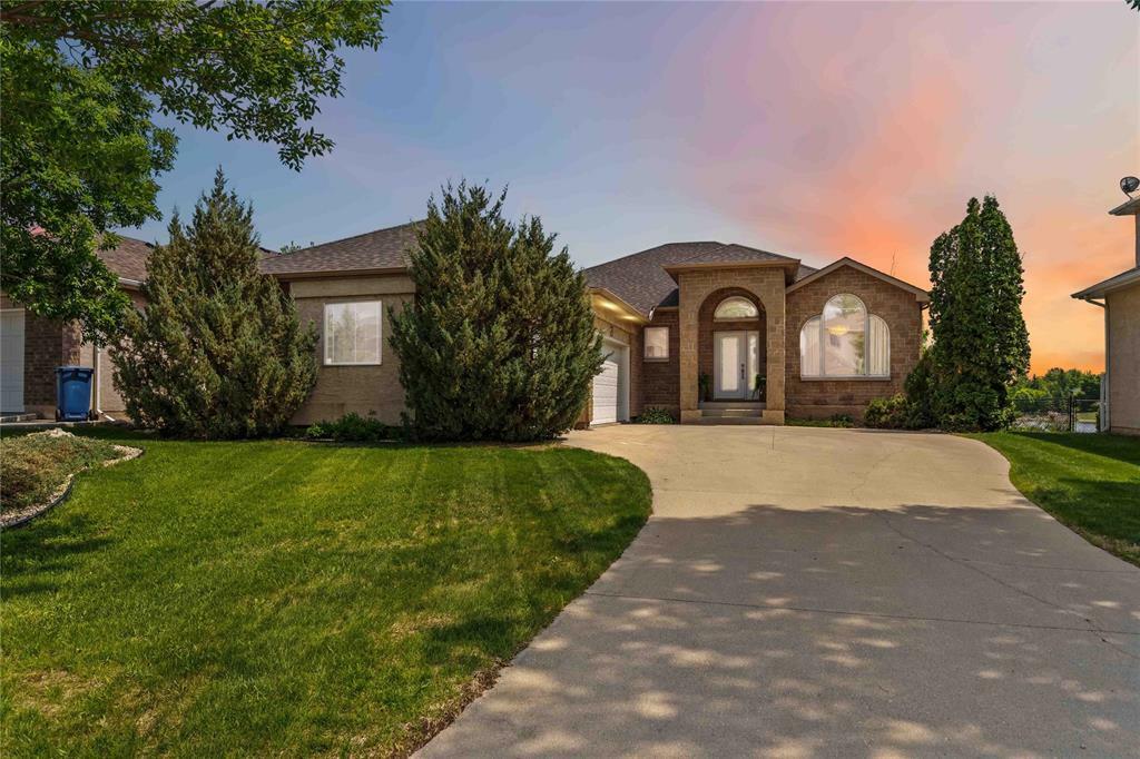 27 Brenner Bay  Winnipeg MB R2P 2S2 photo