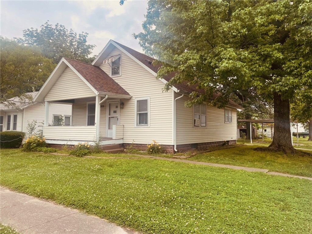 Property Photo:  202 Elm Street  IL 62458 