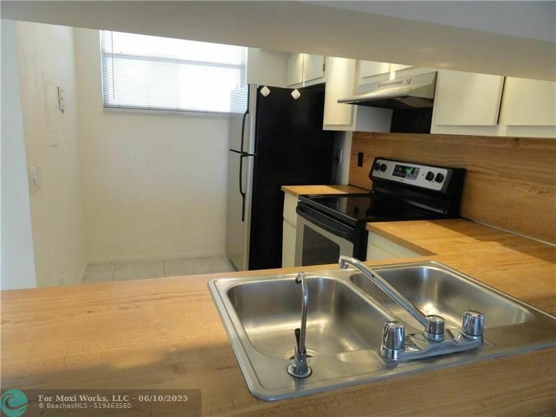 Property Photo: 110 Lake Emerald Dr 406 FL 33309