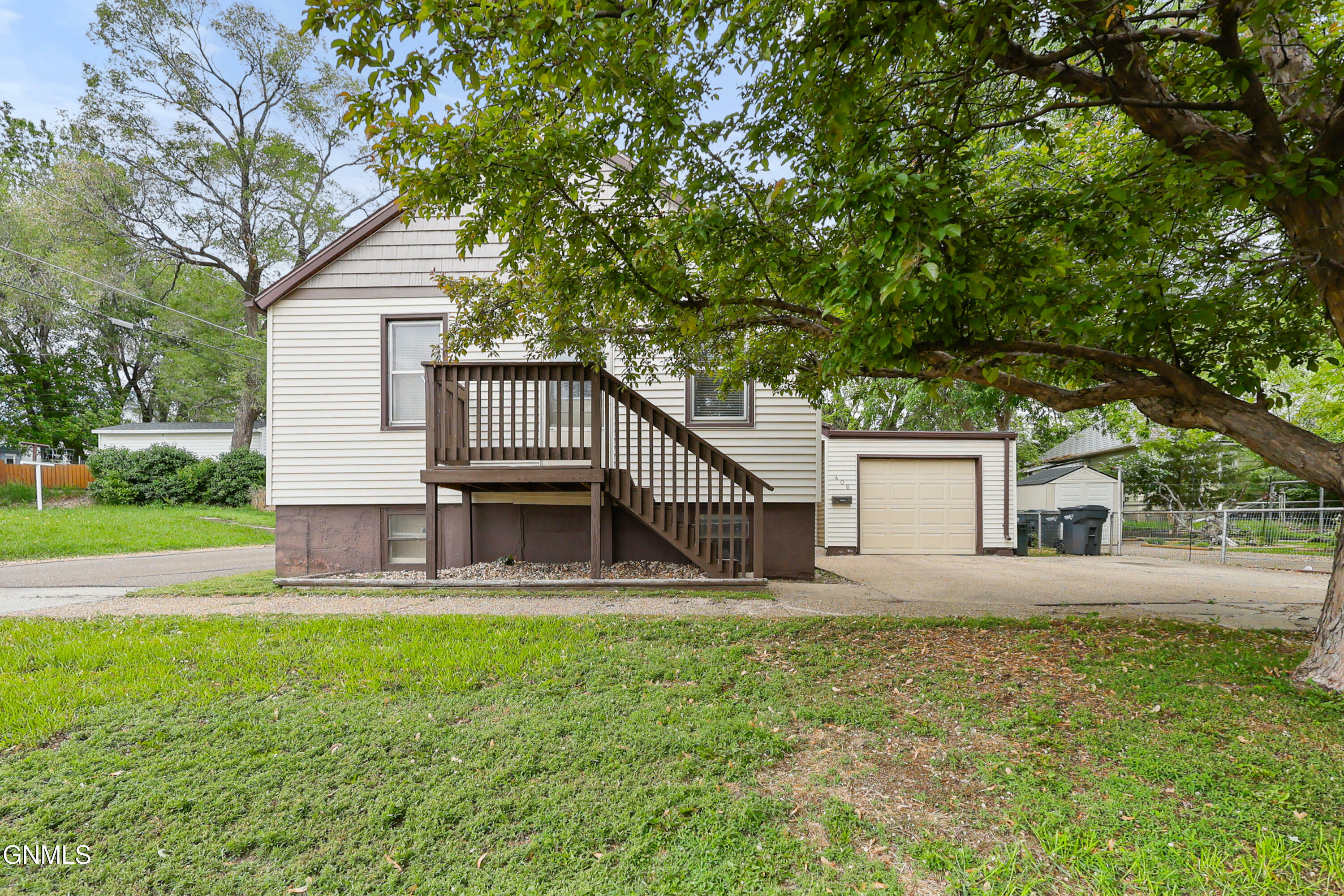 Property Photo: 406 2nd Street NE ND 58554