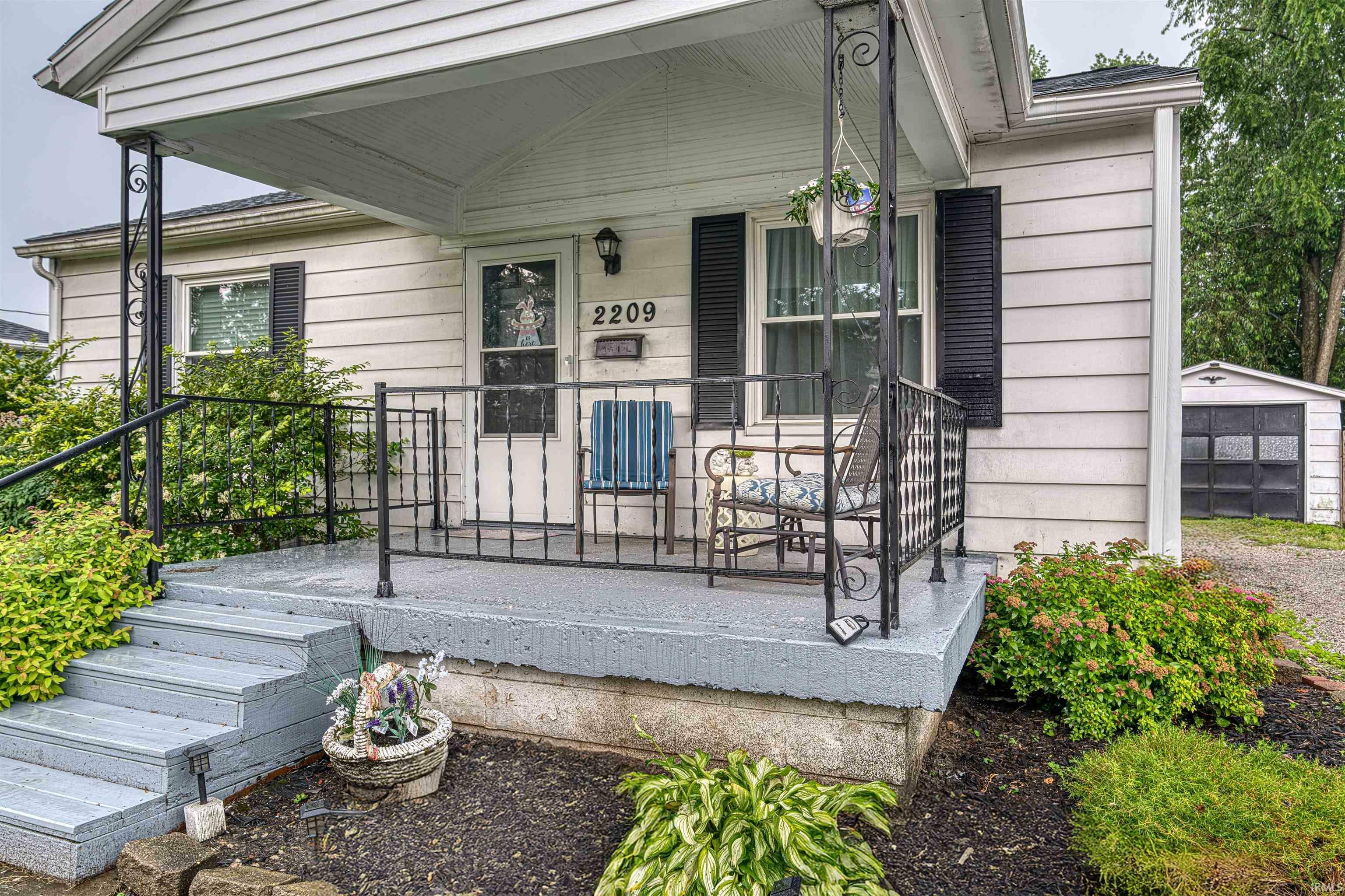 Property Photo:  2209 E Franklin Street  IN 47711 