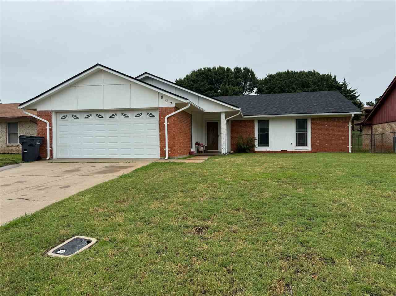 Property Photo: 807 SE Lomond OK 73501