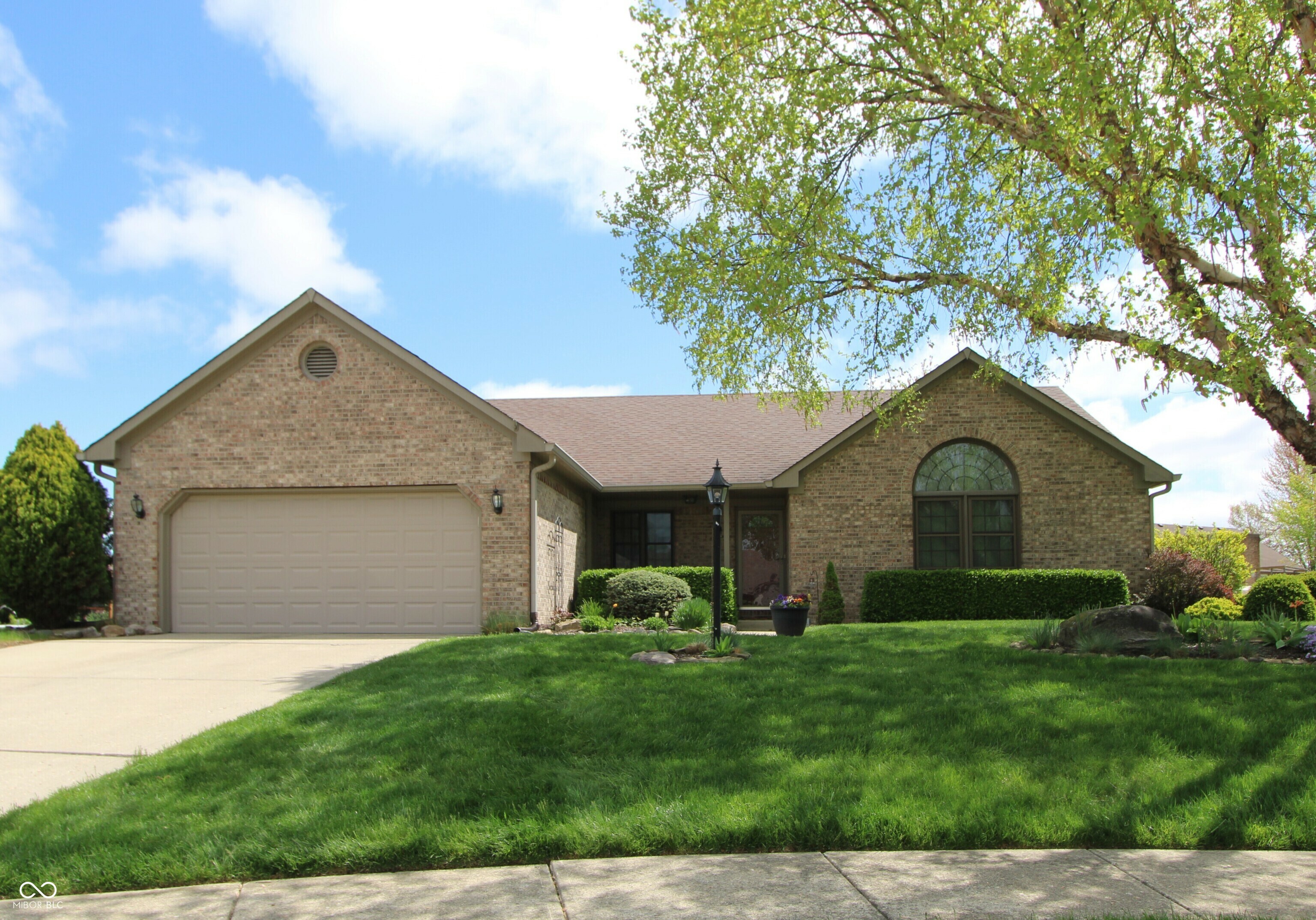 Property Photo: 421 Kingsway Court IN 46158