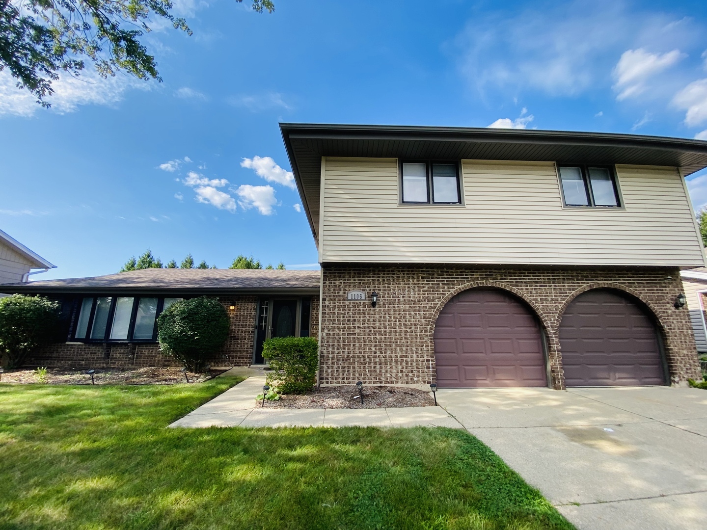 Property Photo: 1106 Westfield Lane IL 60193