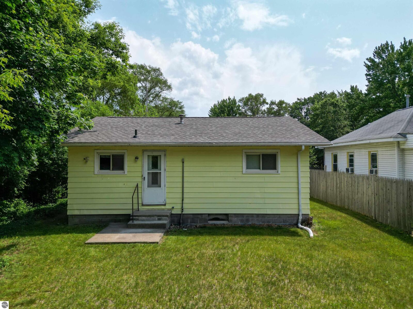 Property Photo: 1510 Belnap Street MI 48858