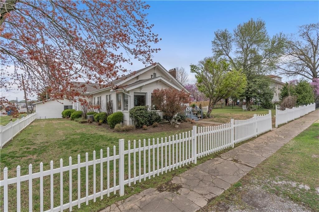 Property Photo: 105 SE 4th Avenue AR 72736