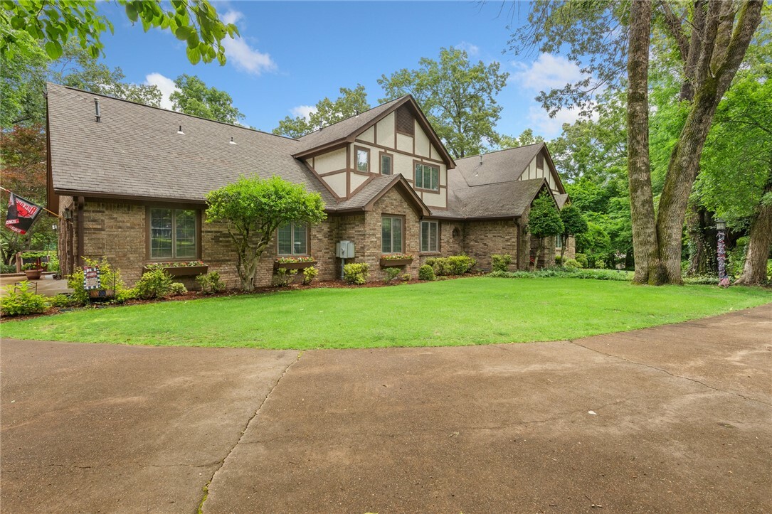 Property Photo: 2701 W Inwood Drive AR 72601