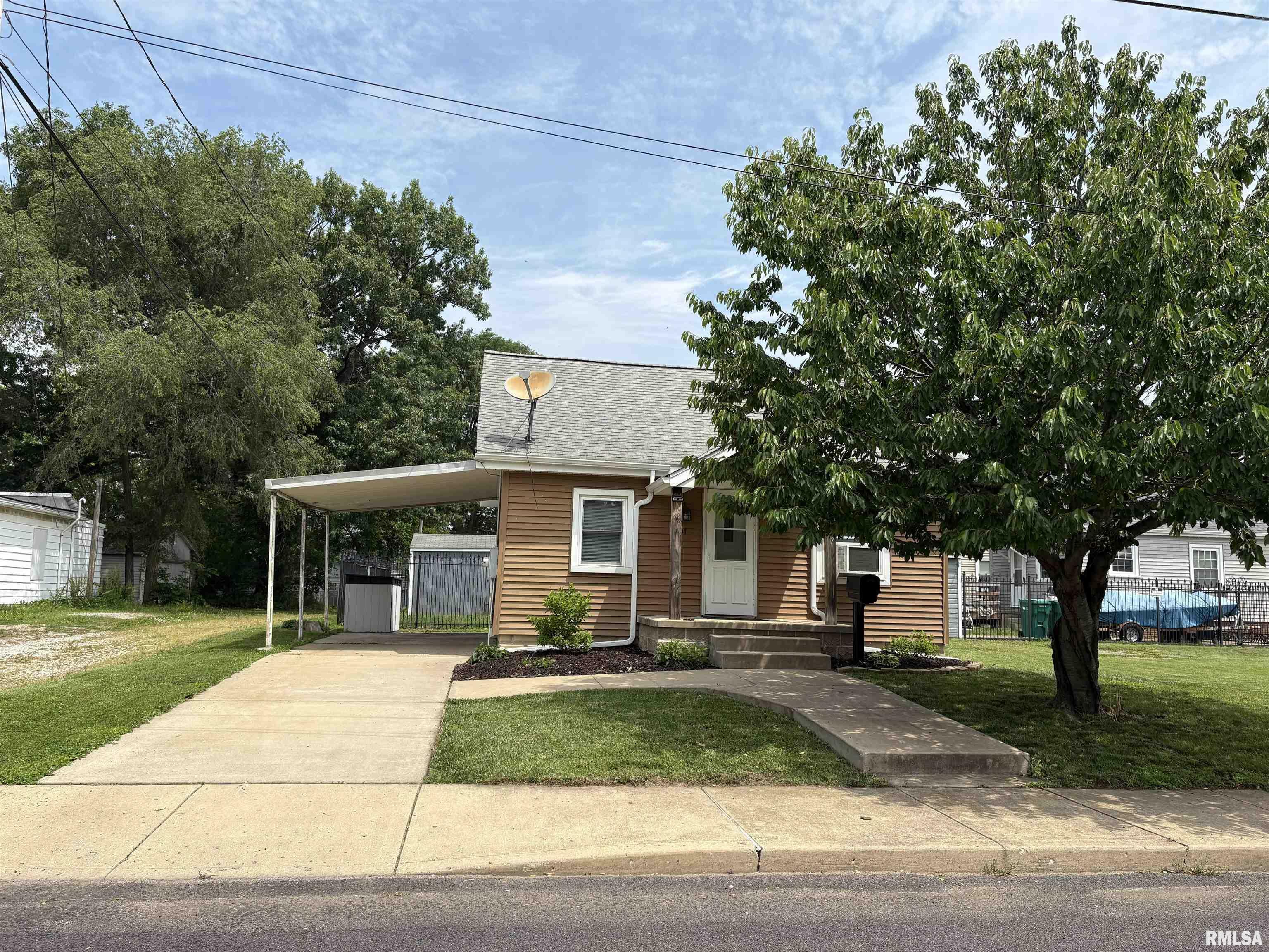 Property Photo: 2807 W Kenwood Avenue IL 61604