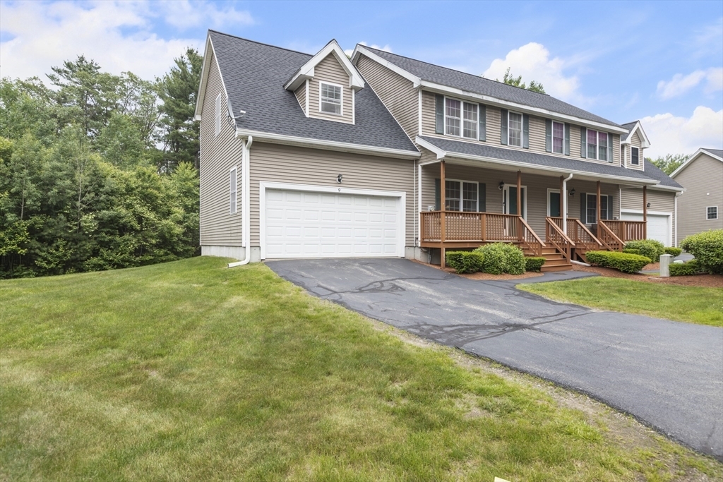 Property Photo:  9 Oakes Cir 9  MA 01527 