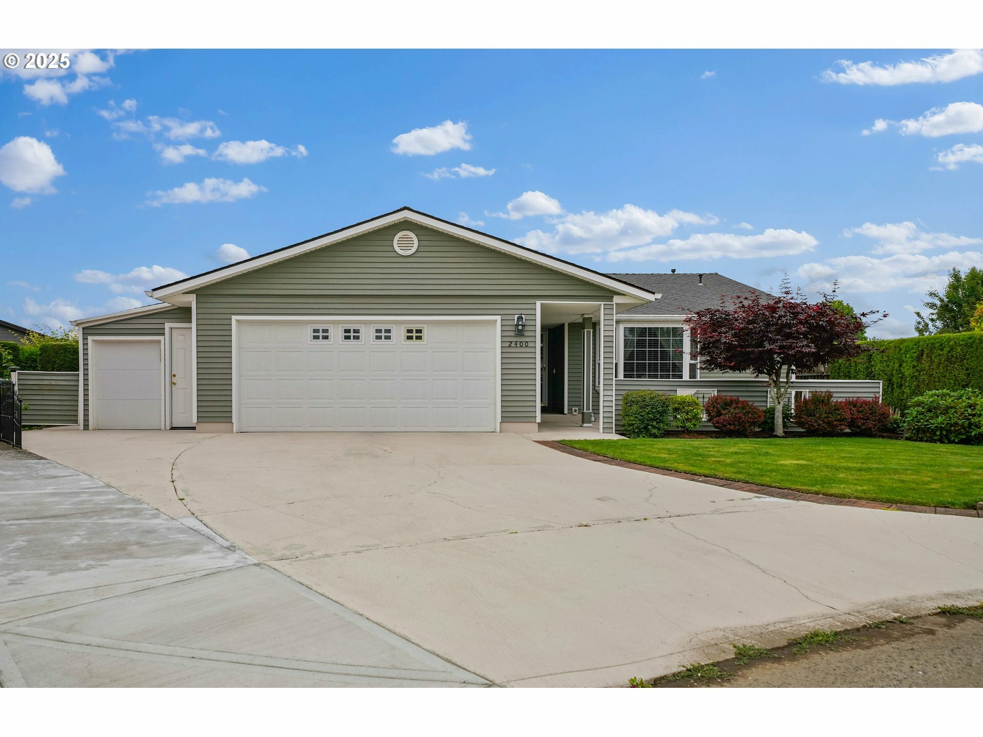 Property Photo:  2400 Santiam Dr W  OR 97071 