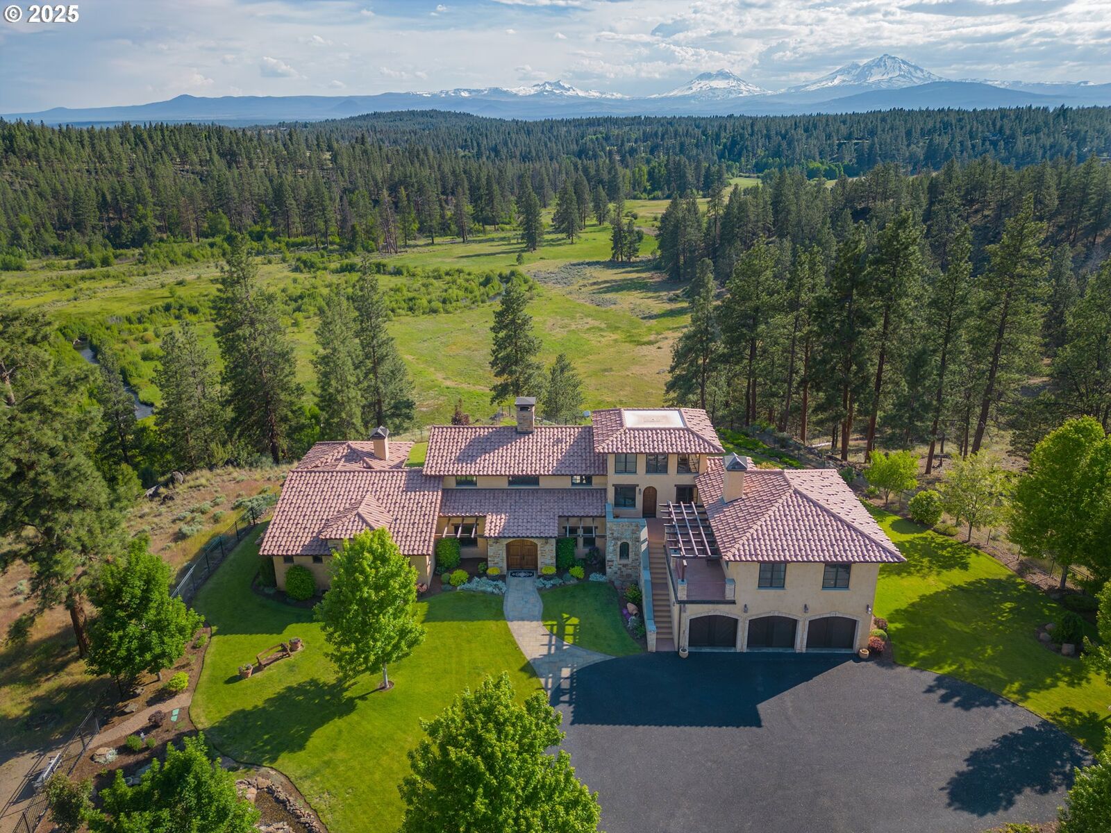 Property Photo: 16465 Suntree Ln OR 97759