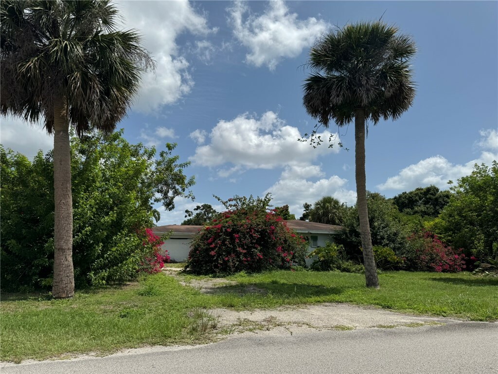 Property Photo: 3010 11th Avenue FL 32960