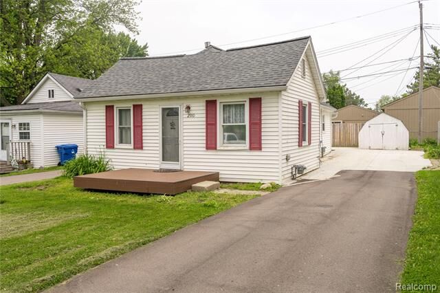 2910 Peerless Avenue  Waterford Twp MI 48328 photo