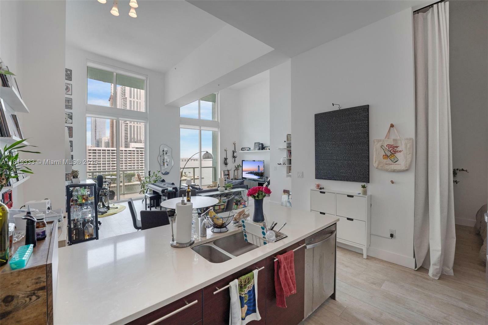 Property Photo:  1900 N Bayshore Dr 1008  FL 33132 