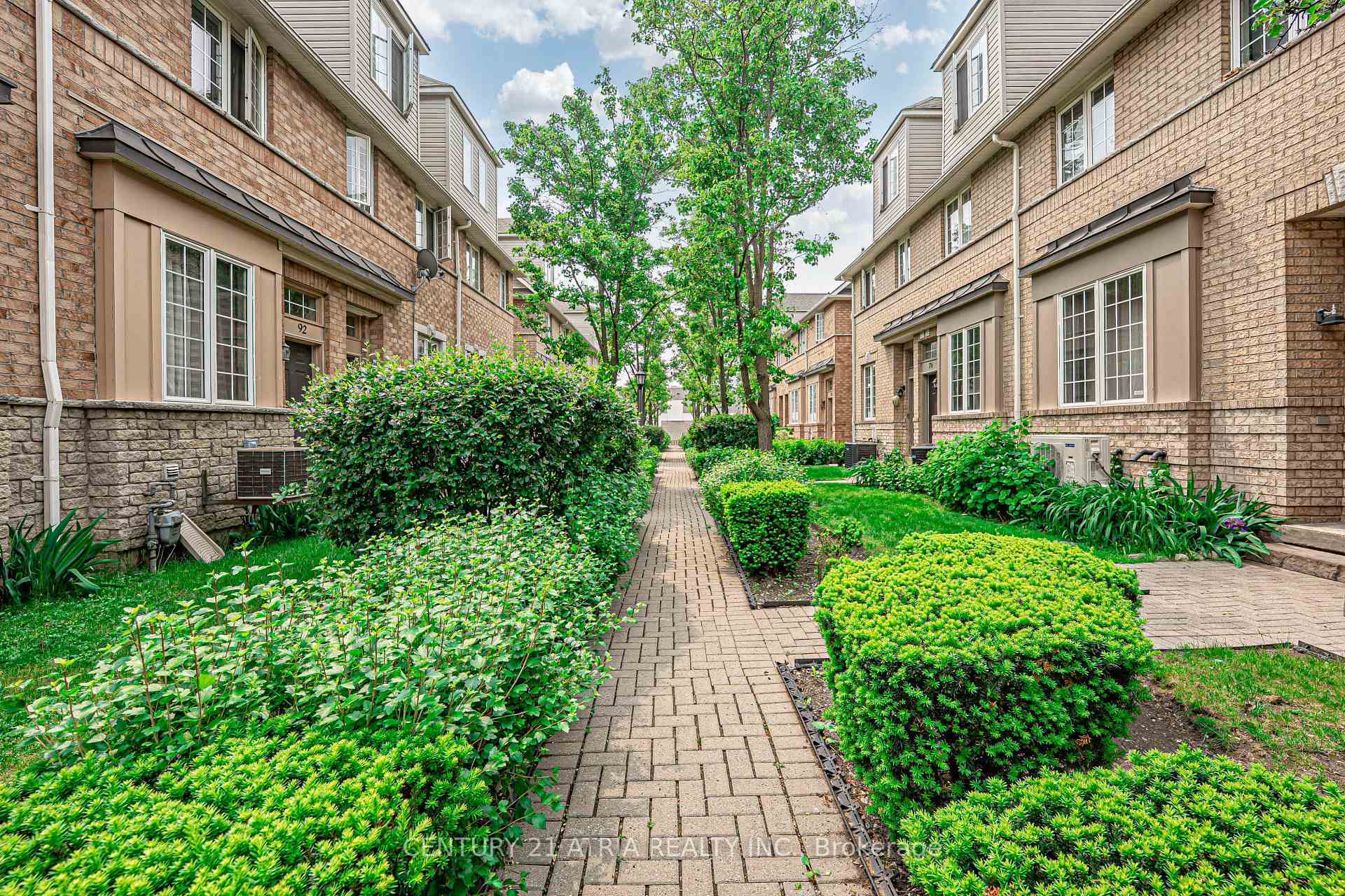 Property Photo: 23 Observatory Lane 91 ON L4C 0M7