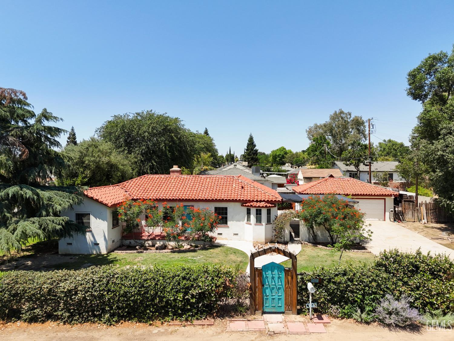 Property Photo: 700 Hillcrest Drive CA 93305