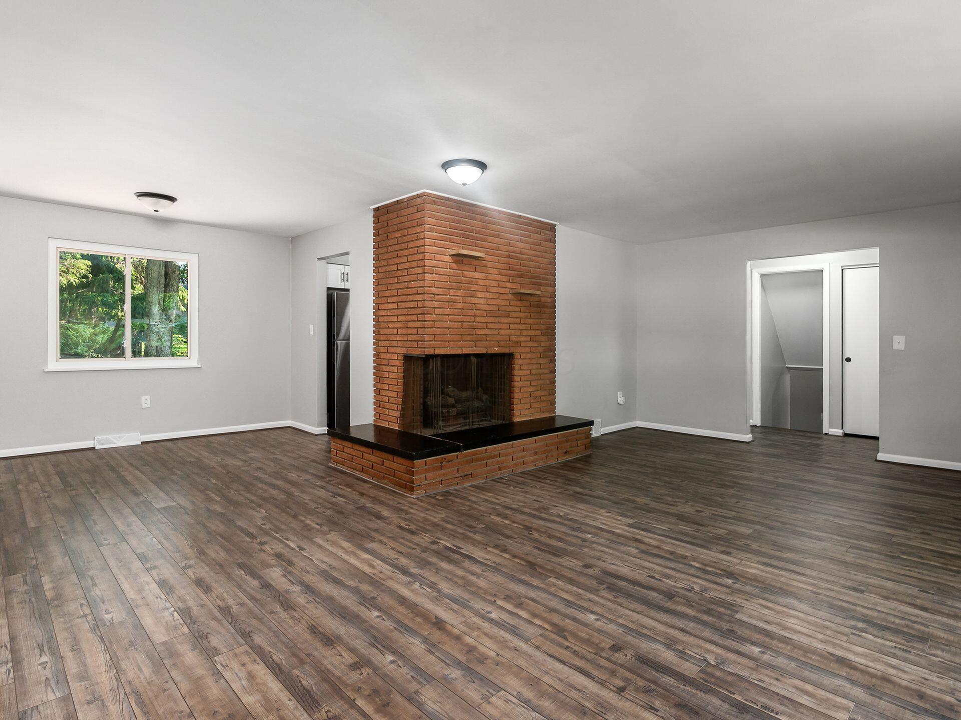 Property Photo: 1098 Stanhope Drive OH 43221